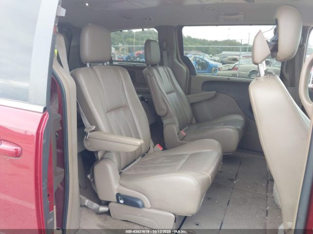 Chrysler Town & Country Touring Image 9