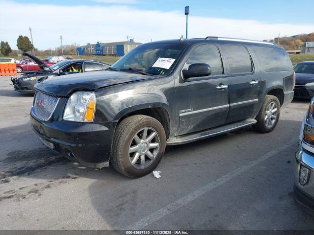 GMC Yukon Denali Image 4