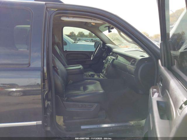 GMC Yukon Denali Image 5