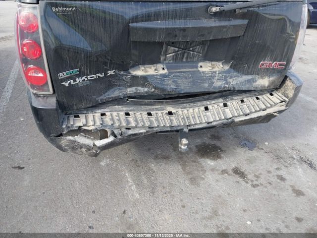 GMC Yukon Denali Image 12