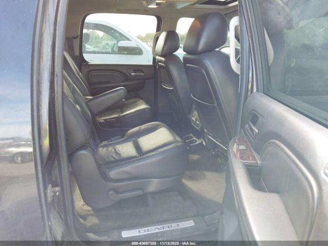 GMC Yukon Denali Image 6