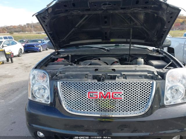 GMC Yukon Denali Image 13