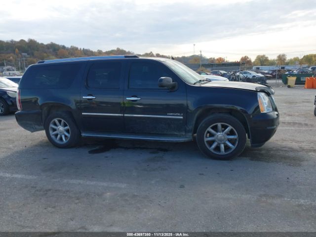 GMC Yukon Denali Image 11