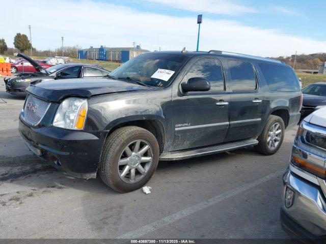 GMC Yukon Denali Image 16
