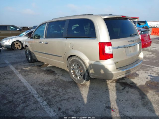 Chrysler Town & Country Touring-l Image 10