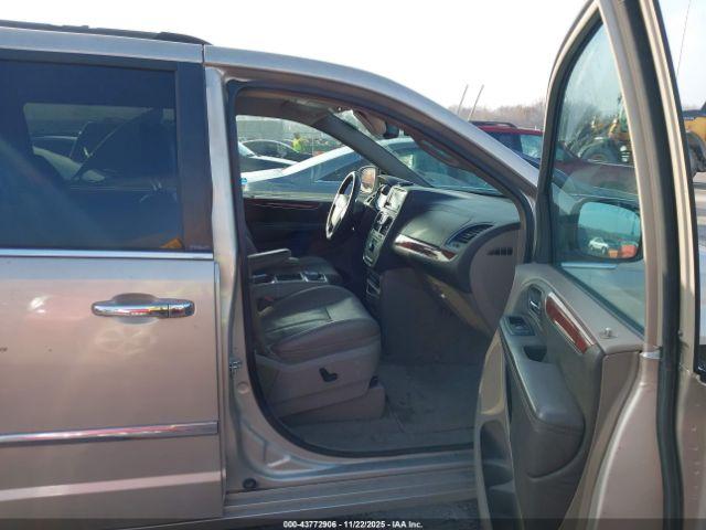 Chrysler Town & Country Touring-l Image 9