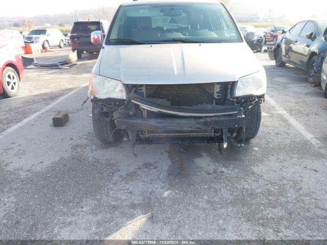 Chrysler Town & Country Touring-l Image 12