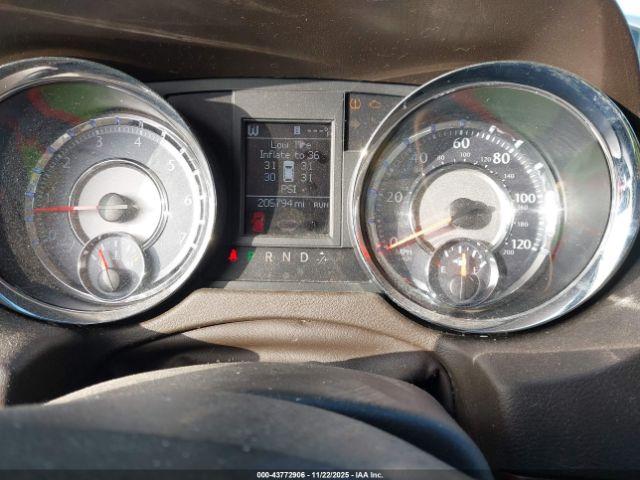 Chrysler Town & Country Touring-l Image 2