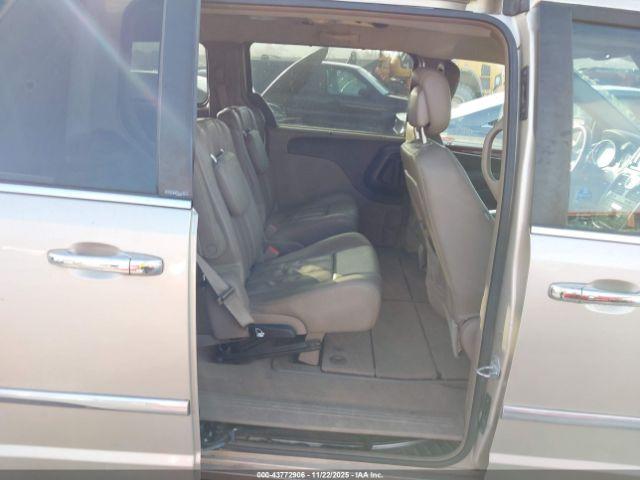 Chrysler Town & Country Touring-l Image 5