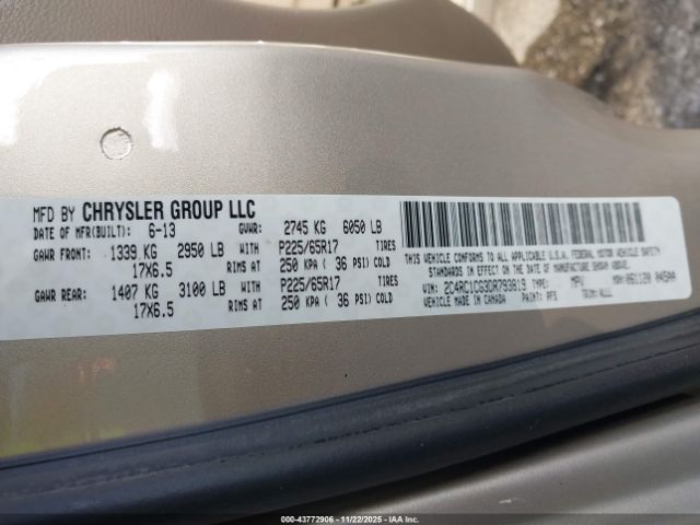 Chrysler Town & Country Touring-l Image 3