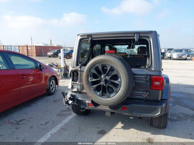 Jeep Wrangler Unlimited Sahara 4x4 Image 14