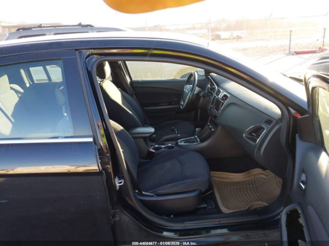 Chrysler 200 Touring Image 4