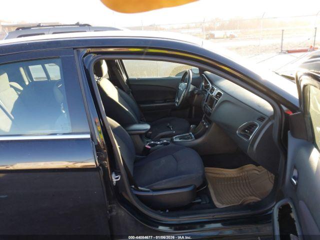 Chrysler 200 Touring Image 4