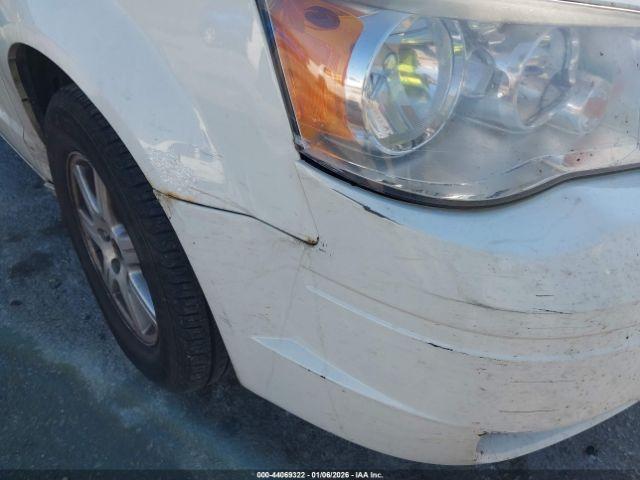 Chrysler Town & Country Touring Image 4