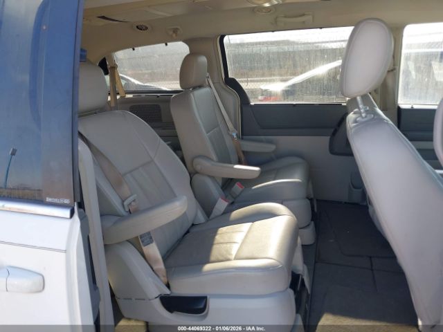 Chrysler Town & Country Touring Image 10