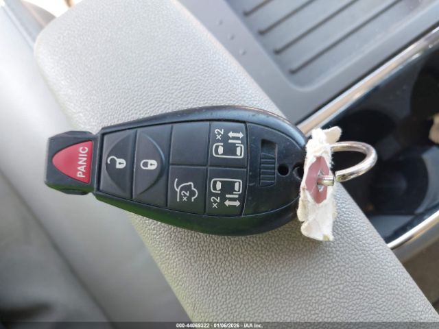 Chrysler Town & Country Touring Image 7