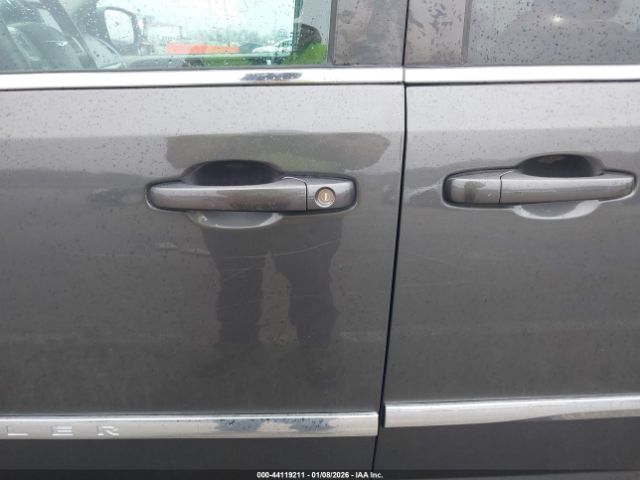 Chrysler Town & Country Touring Image 4