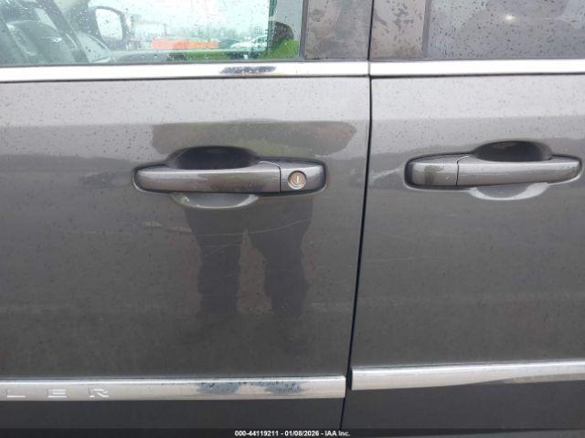 Chrysler Town & Country Touring Image 4