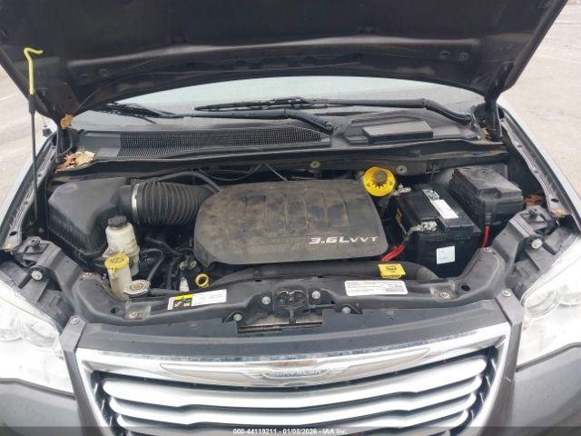 Chrysler Town & Country Touring Image 10