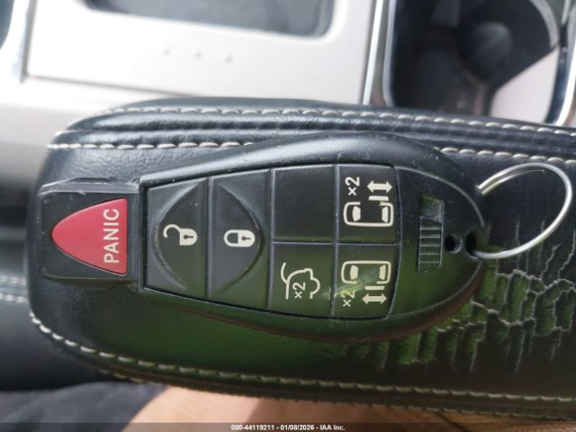 Chrysler Town & Country Touring Image 9