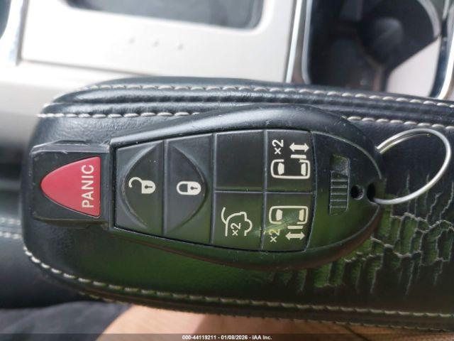 Chrysler Town & Country Touring Image 9