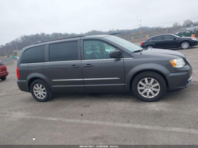 Chrysler Town & Country Touring Image 15