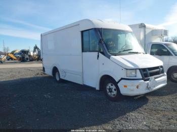  Salvage Isuzu Commercial Van