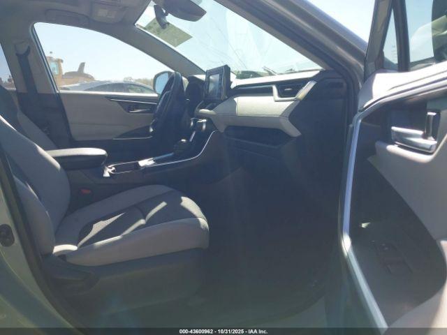 Toyota RAV4 Xle Image 4